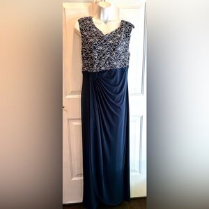 *lGorgeous Floor-Length Connected Gown (Size 12)